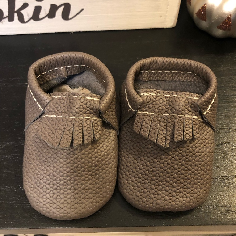 Freshly Picked infant sz: 1 textured gray mocc
